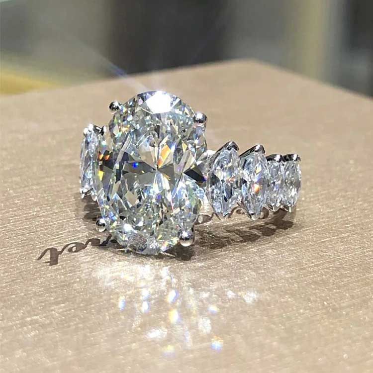 WOMENS MALVOS BRILLIANT OVAL CUT WITH MARQUISE SHAPE SIDE STONES RING - Malvos