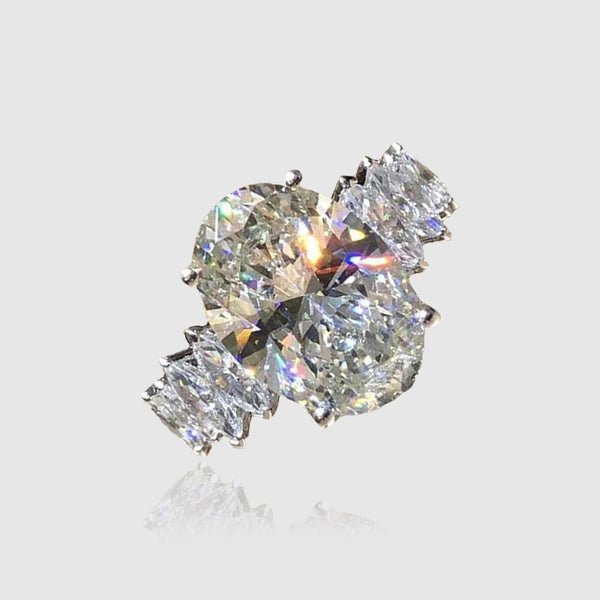 WOMENS MALVOS BRILLIANT OVAL CUT WITH MARQUISE SHAPE SIDE STONES RING - Malvos